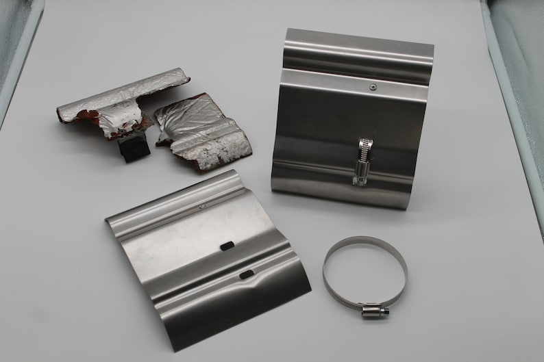 Puede incluir: Un conjunto de cuatro escudos de calor de escape de metal plateado con dos abrazaderas. Los escudos de calor est&aacute;n dise&ntilde;ados para proteger el sistema de escape del da&ntilde;o por calor.