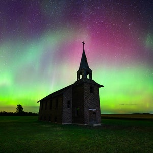 Arte murale dell&#39;aurora boreale - Chiesa abbandonata