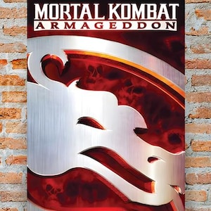 Puede incluir: Un póster para el videojuego Mortal Kombat: Armageddon. El póster presenta un dragón plateado con acentos rojos sobre un fondo negro. El título "Mortal Kombat: Armageddon" está escrito en letras blancas.