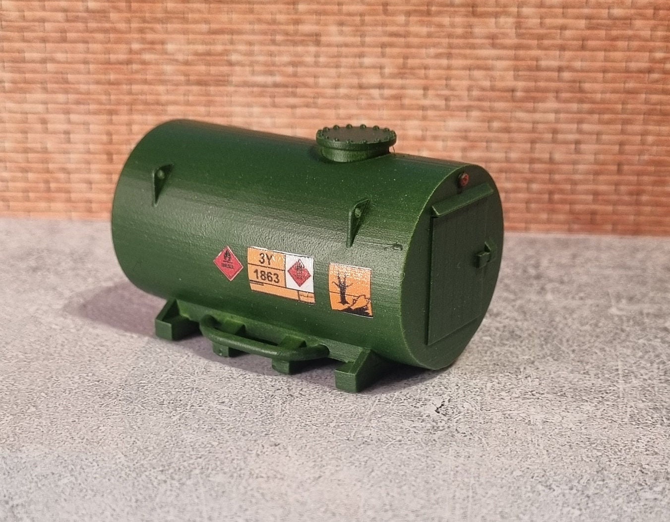 10,000 Litre Diesel Tank Model - OO Gauge 1:76 Scale Railway Scenery Unpainted 8 thumbnail image