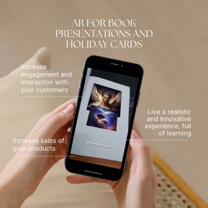 Peut inclure: Un smartphone affiche une présentation de réalité augmentée pour des présentations de livres et des cartes de vœux. L'écran montre une image d'un ange et d'une personne dans une galaxie. Le texte comprend "Augmenter l'engagement" et "Augmenter les ventes de vos produits."