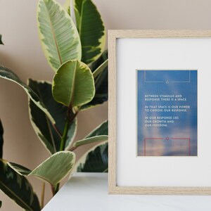 Cartaz com citação de Viktor Frankl: Impressão artística de liberdade e crescimento imagem 2