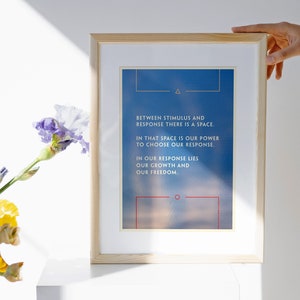 Cartaz com citação de Viktor Frankl: Impressão artística de liberdade e crescimento imagem 3