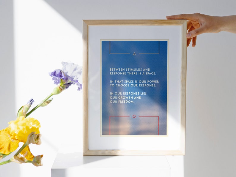 Cartaz com citação de Viktor Frankl: Impressão artística de liberdade e crescimento imagem 3