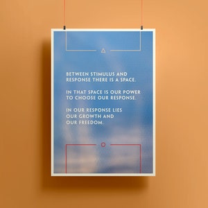 Pode incluir: Um cartaz azul com uma cita&ccedil;&atilde;o branca que diz: "Entre o est&iacute;mulo e a resposta, h&aacute; um espa&ccedil;o. Nesse espa&ccedil;o est&aacute; o nosso poder de escolher a nossa resposta. Em nossa resposta reside o nosso crescimento e a nossa liberdade."
