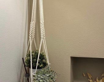 Macrame plant hanger with tree slice | Flower pot | Decorative hanging | Boho decor