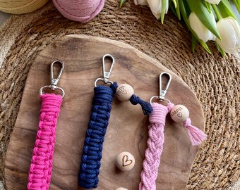 Macrame keychain | Small gift | Pendant | Mother's Day | Father's Day | Pastel colors | Keychain with bead | Heart | Mom