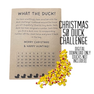 Puede incluir: Un juego de Navidad imprimible con un fondo marrón y el texto "What the Duck!" y "Christmas 50 Duck Challenge". El juego incluye una tabla con los números del 1 al 50 y una imagen de 50 patos de goma amarillos con gorros de Papá Noel.