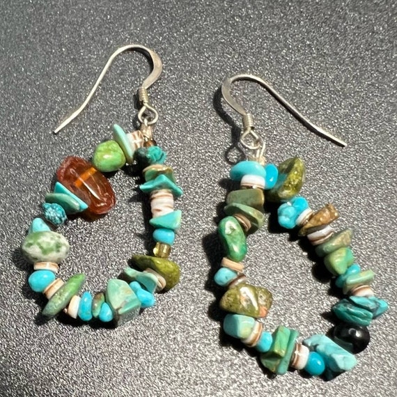 Small Vintage Turquoise Chip Beaded Hoop Earrings… - image 5