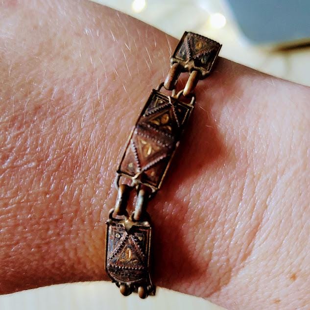 Lot - BULGARI Bague en or jaune, la monture à décors géométriques pavés