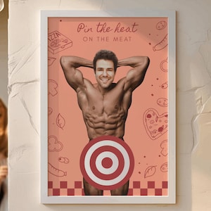 Puede incluir: Un póster enmarcado con el texto "Pin the heat on the meat" sobre un hombre musculoso con un objetivo que cubre la parte inferior de su cuerpo. El fondo es melocotón con ilustraciones de pizza y salchichas.
