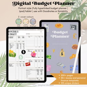 Pode incluir: Um planificador de orçamento digital na tela de um tablet. O planificador tem um fundo roxo com ilustrações de dinheiro, um cofre e um cartão de crédito. O texto "Budget Planner" está escrito em branco com um sinal de libra ao lado. O texto abaixo do planificador lista os recursos: mais de 200 páginas, mais de 45 modelos de finanças pessoais e monetárias e 125 adesivos exclusivos.