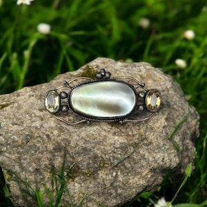 Spilla Arts and Crafts in argento sterling con madreperla e citrino