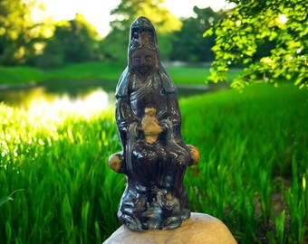 九谷焼 観音菩薩坐像 – 色彩豊かな衣をまとった手描きの陶器像、高さ