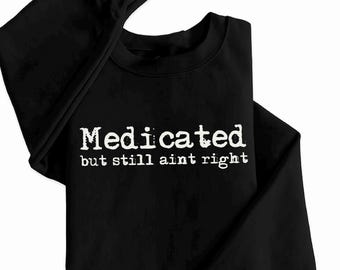 Felpa con cappuccio "Medicato ma non va ancora bene", felpa con cappuccio divertente e sarcastica sulla salute mentale, girocollo grunge, regalo umoristico per lei
