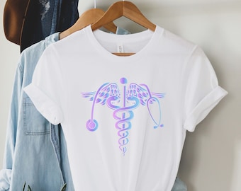 Puede incluir: Camiseta blanca con un símbolo médico de caduceo rosa y azul.