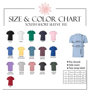 May include: Size and colour chart for youth short sleeve t-shirts. The chart shows 15 different colours of t-shirts, including black, white, kelly green, navy, pink, heather true royal, heather yellow gold, heather deep teal, heather maroon, true royal, heather team purple, heather athletic, heather mauve, heather dark grey, heather forest, and red. The chart also includes a size guide with measurements for width, length, and fit size.