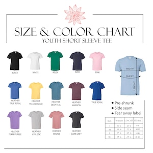 Pode incluir: Tabela de tamanhos e cores para camisetas de manga curta para jovens. A tabela mostra 14 cores diferentes, incluindo preto, branco, verde kelly, azul marinho, rosa, azul royal mesclado, amarelo dourado mesclado, azul teal mesclado, marrom mesclado, azul royal, roxo mesclado, cinza mesclado, malva mesclado e cinza escuro mesclado. A tabela tamb&eacute;m inclui um guia de tamanhos com medidas de largura, comprimento e tamanho em polegadas.