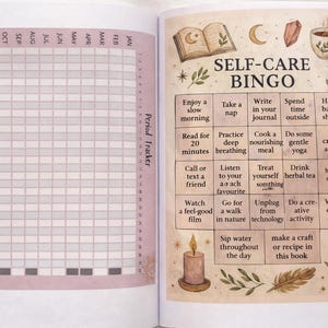 K&ouml;nnte beinhalten: Offenes Notizbuch mit einer Menstruationstracker-Tabelle und einem Selbstpflege-Bingo-Spiel. Das Bingo-Spiel beinhaltet Aktivit&auml;ten wie "Einen langsamen Morgen genie&szlig;en" und "In dein Tagebuch schreiben".