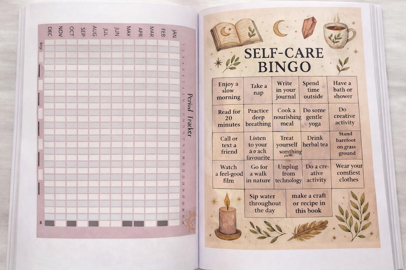 K&ouml;nnte beinhalten: Offenes Notizbuch mit einer Menstruationstracker-Tabelle und einem Selbstpflege-Bingo-Spiel. Das Bingo-Spiel beinhaltet Aktivit&auml;ten wie "Einen langsamen Morgen genie&szlig;en" und "In dein Tagebuch schreiben".