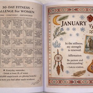K&ouml;nnte beinhalten: Offenes Buch mit einer 30-Tage-Fitness-Challenge f&uuml;r Frauen. Die linke Seite hat einen Trainingsplan. Die rechte Seite zeigt eine Illustration zum Thema Januar mit einem Mond, Kristallen und einem Traumf&auml;nger. Der Text enth&auml;lt Affirmationen.