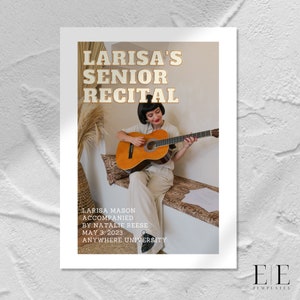 Pode incluir: Um cartaz anunciando o recital de graduação de Larisa, com uma foto de uma mulher tocando um violão. O texto diz "Larisa's Senior Recital", "Larisa Mason", "Accompanied by Natalie Reese", "May 3, 2023", e "Anywhere University".