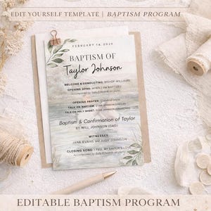 Può includere: Un modello di programma di battesimo con il testo "Battesimo di Taylor Johnson" e i dettagli dell'evento. Il design include accenti floreali ed è tenuto insieme da una clip dorata. Sono visibili anche le parole "Modello modificabile" e "Download istantaneo".