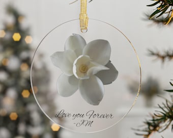 Może przedstawiać: Okrągła, przezroczysta ozdoba choinkowa ze szkła z białym kwiatem magnolii i napisem "Love you Forever - JM" wygrawerowanym na niej.