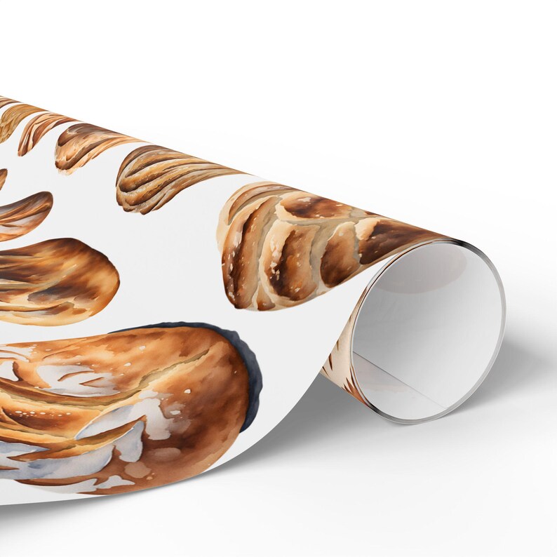 K&ouml;nnte beinhalten: Ein wei&szlig;er Hintergrund mit einem sich wiederholenden Muster aus Aquarell-Illustrationen verschiedener Brotsorten. Das Brot ist in Braun- und Beiget&ouml;nen gehalten.