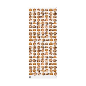 K&ouml;nnte beinhalten: Ein wei&szlig;er Hintergrund mit einem sich wiederholenden Muster aus verschiedenen Brotsorten. Das Brot ist in Aquarelltechnik dargestellt und in Reihen angeordnet.