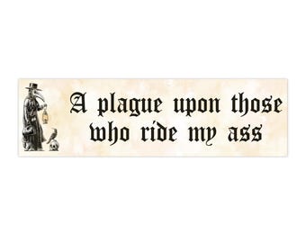 Adesivo para para-choque "Que a peste recaia sobre aqueles que me montam" | Design de médico da peste medieval