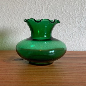 Vintage Anchor Hocking Emerald Green Glass Vase with Ruffled Edge
