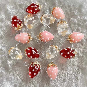 Acryl Erdbeere Charm Anhänger | Niedliches Erdbeer Design Charm | Perfekt für Ohrring oder Halskette DIY