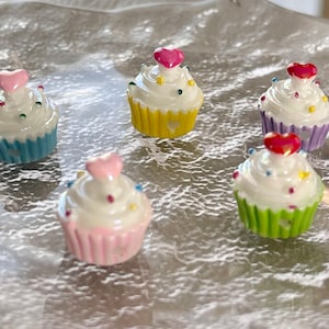 5 Stück Harz Cupcake gebohrte Perlen | Niedliche Cupcake Perle für die Schmuckherstellung, DIY Kunsthandwerk und Dekorationen | Miniatur Essen Perlen