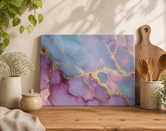 Può includere: Un tagliere rettangolare caratterizzato da un design astratto a inchiostro alcolico nelle tonalità del viola, blu e rosa, accentuato da venature in oro metallizzato che imitano l'aspetto della pietra naturale o del marmo su tutta la superficie.