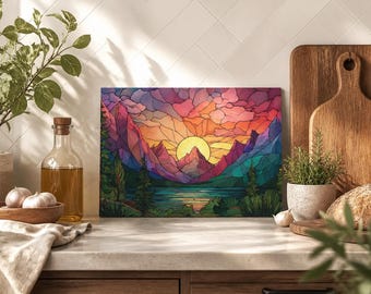 Può includere: Un'opera d'arte murale rettangolare che raffigura un paesaggio montano al tramonto in stile vetrata. La scena include un sole giallo brillante, nuvole viola e rosa, cime montuose frastagliate, un lago calmo e alberi sempreverdi.