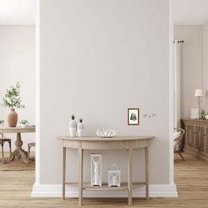 Puede incluir: Una pintura de acuarela enmarcada de una escena de bosque con &aacute;rboles verdes. El marco es de madera marr&oacute;n y la pintura mide 12,7 cm por 17,8 cm.