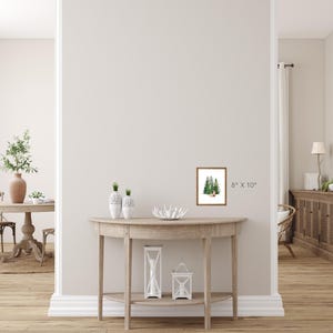 Puede incluir: Una pintura de acuarela enmarcada que representa una escena de bosque con &aacute;rboles verdes. El marco es de madera marr&oacute;n y la pintura mide 20,32 cm por 25,4 cm.