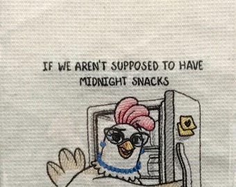 Se non dovremmo fare spuntini di mezzanotte, perché c'è una luce nel frigorifero? Asciugamano da cucina ricamato