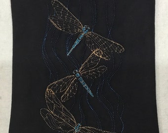 NUOVO FORMATO VERTICALE! 9 1/2 "x 6 1/2" Borsa con libellule scintillanti ricamate su finta pelle scamosciata nera. Borsa foderata con cerniera e tracolla.