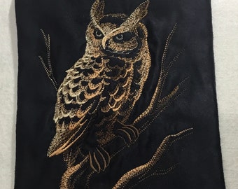 NUOVO FORMATO VERTICALE! 9 1/2 "x 6 1/2" Borsa ricamata Midnight Glimmer Owl su finta pelle scamosciata nera. Borsa foderata con cerniera e tracolla.