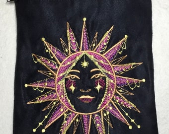 NUOVA DIMENSIONE VERTICALE! Borsa Solar Dreams ricamata da 9 1/2" x 6 1/2" su finta pelle scamosciata nera. Borsa foderata con cerniera e tracolla.