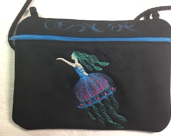 NUOVA TAGLIA PIÙ GRANDE! 9 1/2” x 7”. Borsa con cerniera ricamata Jellyfish Mermaid. Borsa foderata con cerniera e tracolla.