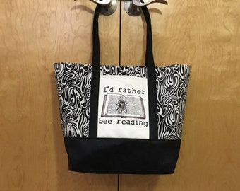 Borsa da giorno Reading Bee con tasca ricamata, borsa da notte, borsa per la spesa, bagaglio a mano, borsa per pannolini, borsa da lavoro. Include borsa bonus.