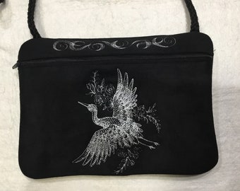 NUOVA TAGLIA PIÙ GRANDE! 9 1/2” x 7”. Borsa con cerniera ricamata White Crane. Borsa foderata con cerniera e tracolla.