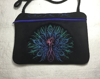 NUOVA TAGLIA PIÙ GRANDE! 9 1/2” x 7”. Borsa con cerniera ricamata pavone. Borsa foderata con cerniera e tracolla.