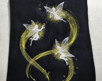 NUOVO FORMATO VERTICALE! 9 1/2 "x 6 1/2" Borsa Trio Fairyland ricamata su finta pelle scamosciata nera. Borsa foderata con cerniera e tracolla.