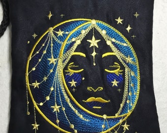 NUOVA DIMENSIONE VERTICALE! Borsa Lunar Dreams ricamata da 9 1/2" x 6 1/2" su finta pelle scamosciata nera. Borsa foderata con cerniera e tracolla.