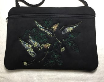 NUOVA TAGLIA PIÙ GRANDE! 9 1/2” x 7”. Borsa con cerniera Cedar Waxwing ricamata. Borsa foderata con cerniera e tracolla.