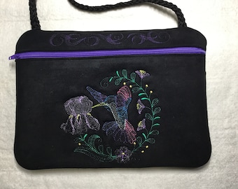 NUOVA TAGLIA PIÙ GRANDE! 9 1/2” x 7”. Portafoglio con cerniera ricamato Hummingbird/Iris. Borsa foderata con cerniera e tracolla.